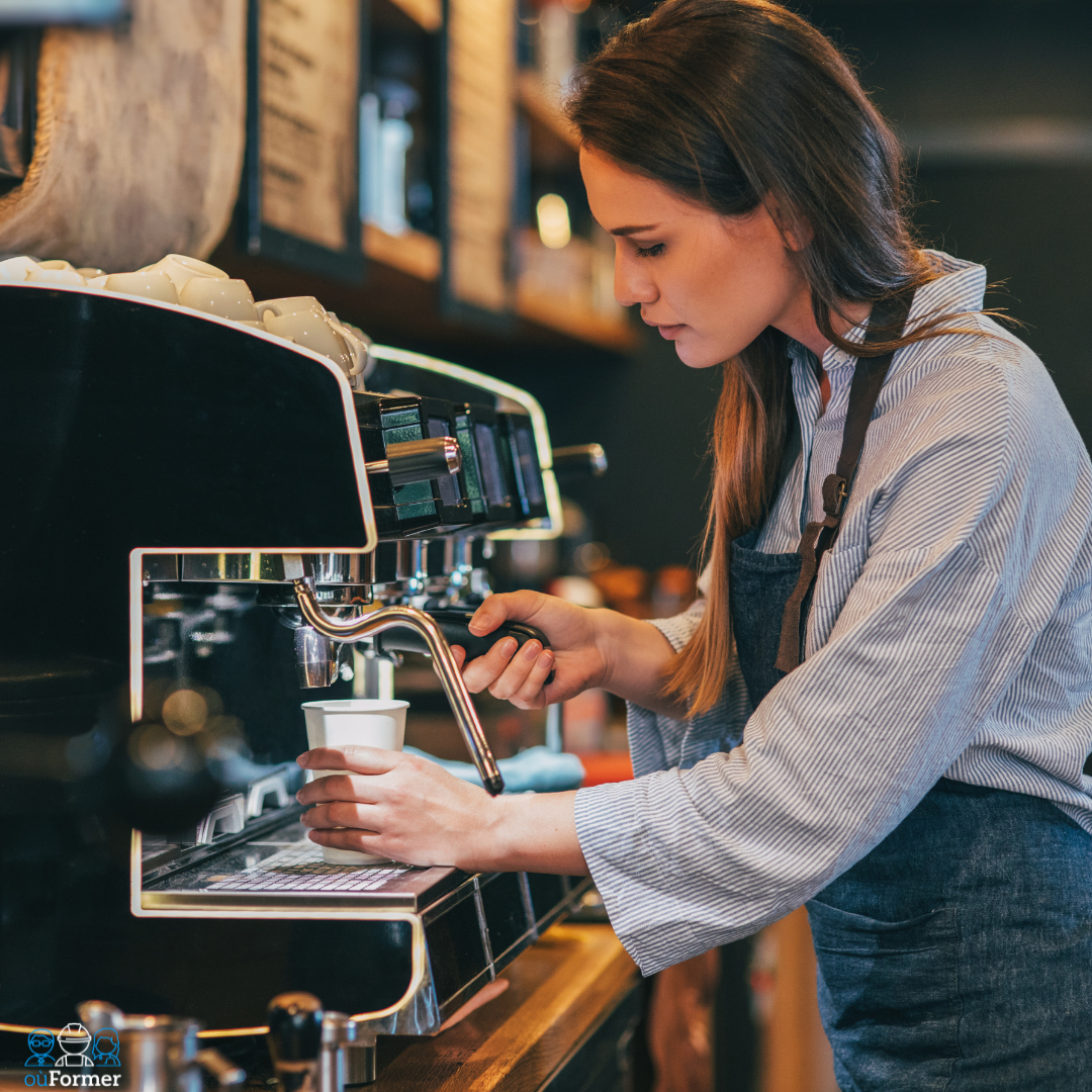 Barista préparant un café pour voyager et travailler à l'étranger