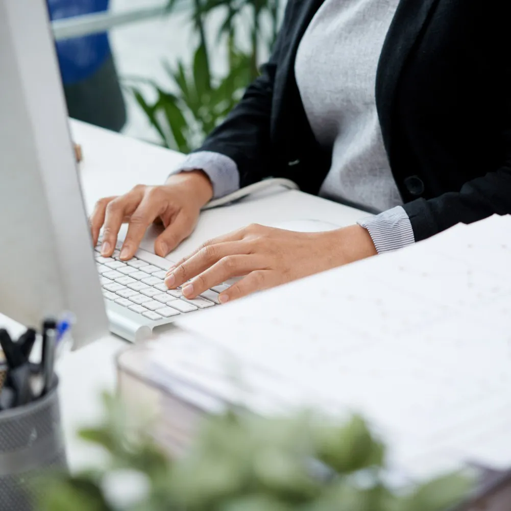 Femme qui tape sur un clavier
